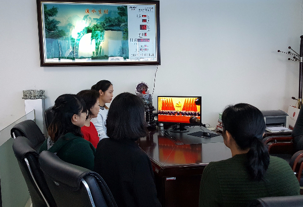 財務(wù)黨支部在辦公現(xiàn)場觀看十九大開幕盛況1.JPG